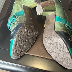 L’ARTISTE ankle booties